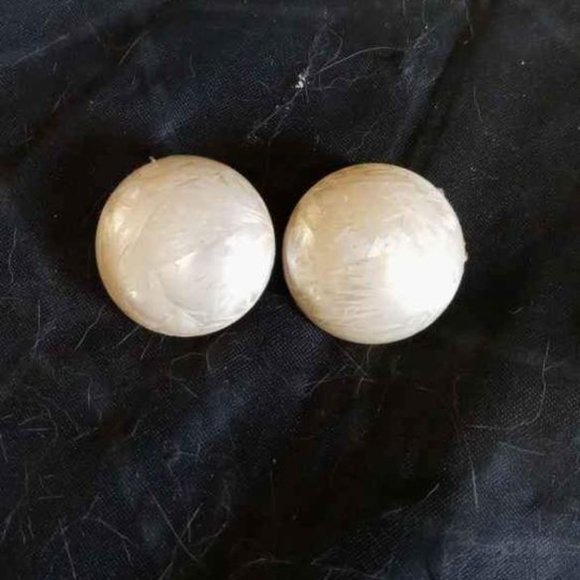 VTG BUTTON STYLE LARGE FAUX PEARLIZED CLIP ON EARRINGS HAS GOLD TONE FLOWER - Picture 2 of 5